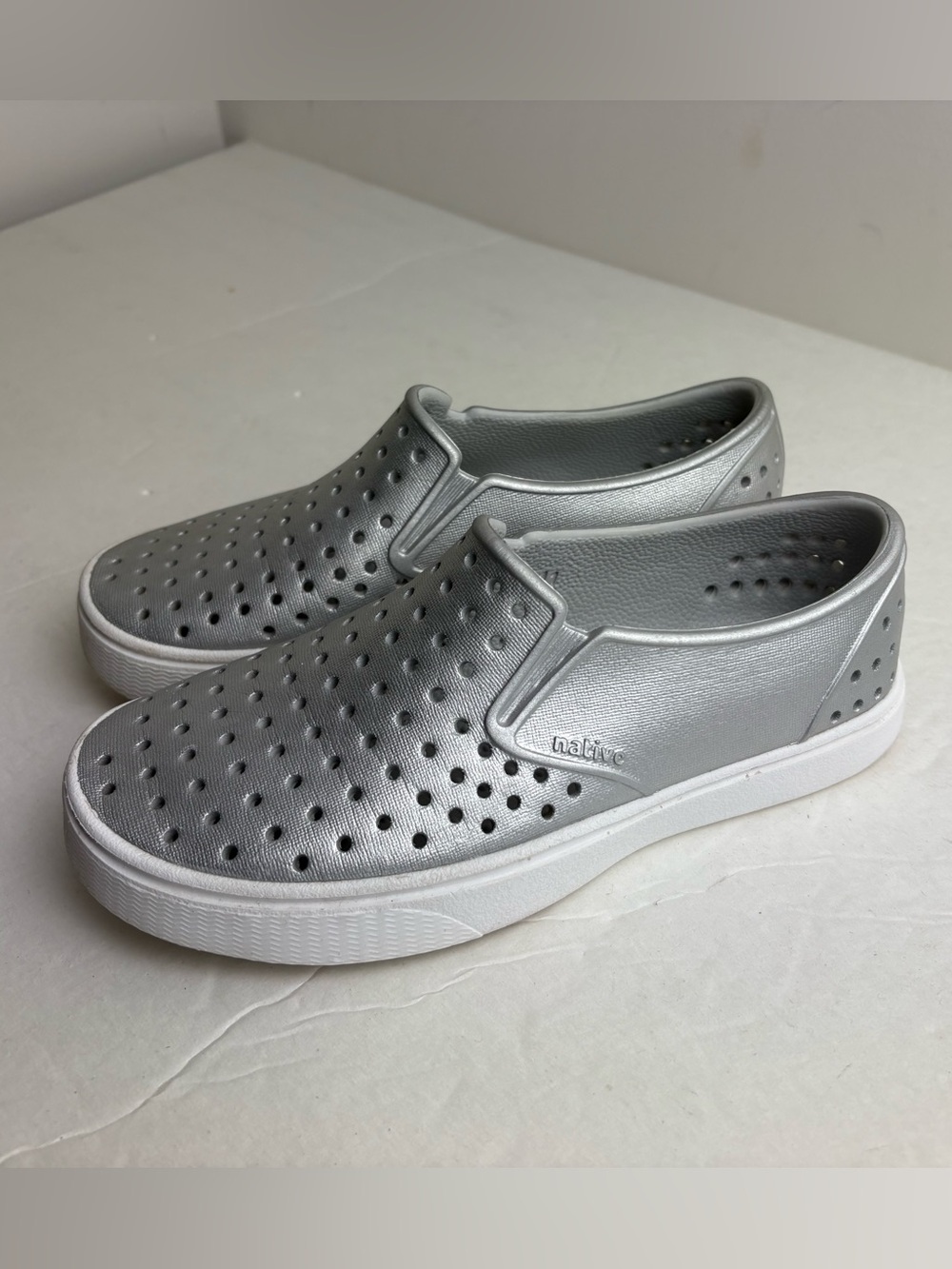Miles Native Shoes silver/metallic size j1